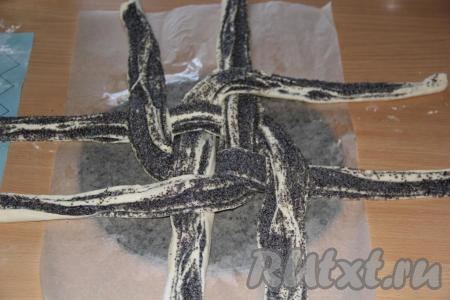 Завернуть&nbsp;полоски по кругу налево (как на фото).