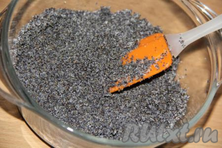 Перемешать маковую начинку.