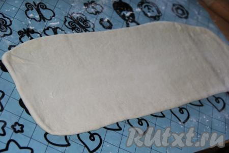 На припылённом мукой столе раскатать одну часть теста в прямоугольный пласт.