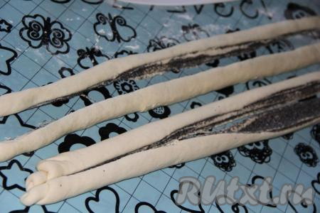 Разрезать каждый рулет на две части в длину.