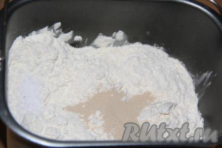 Всыпать муку, дрожжи и соль. Выставить на 1,5 часа режим "Замес теста".