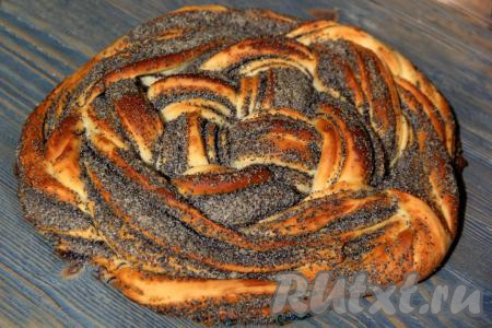 Вот такая красивая и очень вкусная плетёнка с маком получилась из дрожжевого теста. Такая выпечка хороша и в тёплом, и в холодном виде.