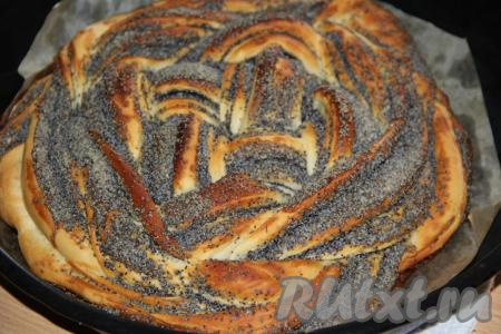 Переложить плетёнку с маком на противень и оставить для расстойки на 30-40 минут. Поставить противень с маковой плетёнкой в разогретую духовку и выпекать при температуре 200 градусов, примерно, 35-40 минут.