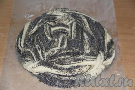 Оставшиеся кончики завернуть по кругу и заправить под низ плетёнки.