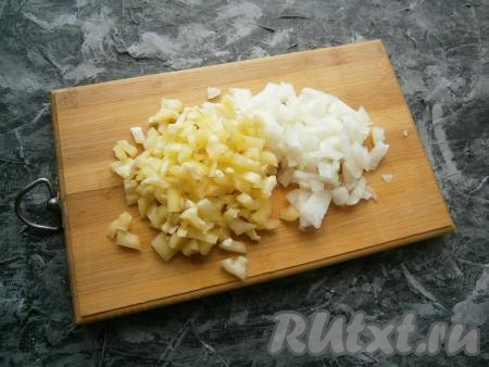 Сладкий болгарский перец и лук мелко нарезать.