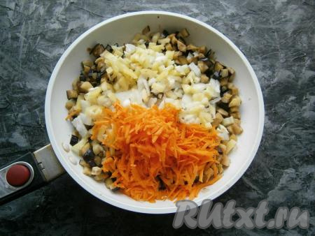 В сковороде разогреть растительное масло, обжарить в нём хорошо отжатые баклажаны в течение 4-5 минут на достаточно сильном огне, периодически перемешивая. Добавить лук с болгарским перцем и натёртую на крупной тёрке морковь.