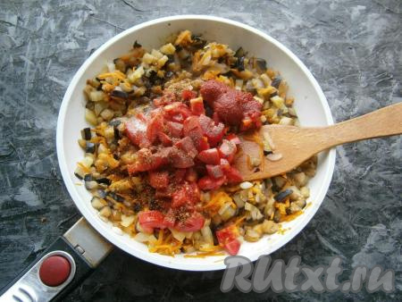 Перемешать овощи на сковороде и обжаривать на среднем огне 3-4 минуты, иногда помешивая, после чего добавить свежие помидоры, нарезанные небольшими кубиками, а также томатную пасту, соль, смесь перцев, сахар и кориандр, влить 50 мл тёплой воды.