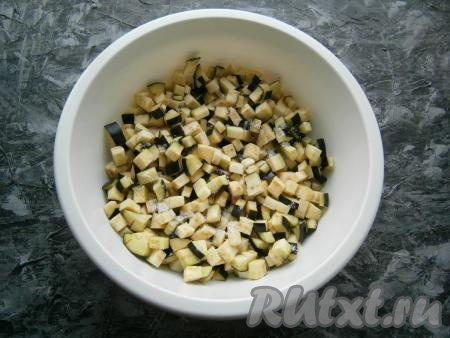 Лук, морковь и чеснок очистить. Удалить из болгарского перца семена и плодоножку. Вымыть баклажаны, нарезать маленькими кубиками, посолить, оставить на 20-30 минут, затем хорошо отжать.