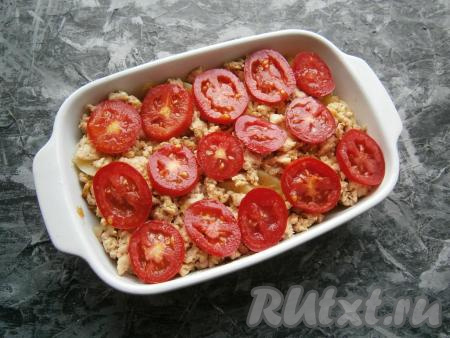 Выложить на фарш свежие помидоры, нарезанные кружочками, посолить их немного.