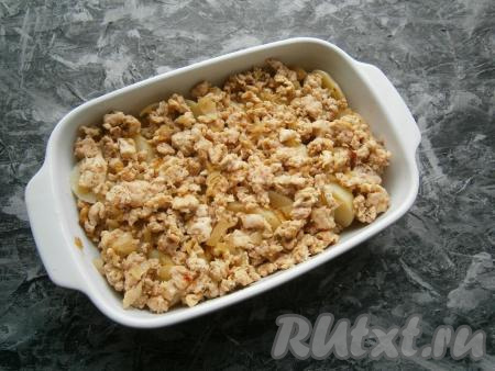 На кружочки картофеля выложить обжаренный фарш, разровнять.