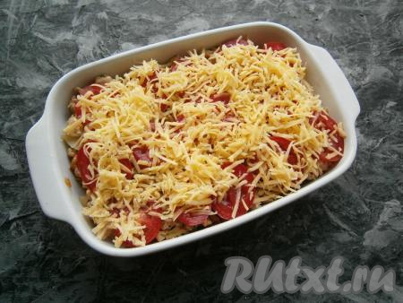 Посыпать твёрдым сыром, натёртым на средней терке.