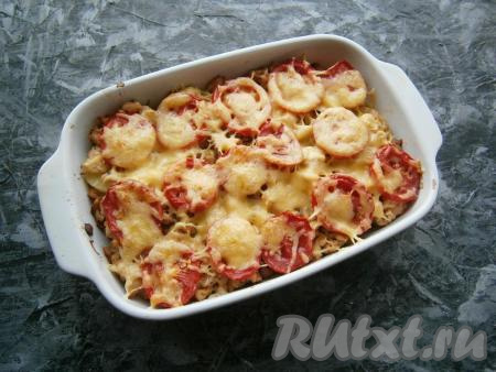 Форму отправить в разогретую духовку и готовить запеканку 20-25 минут при температуре 170-180 градусов.