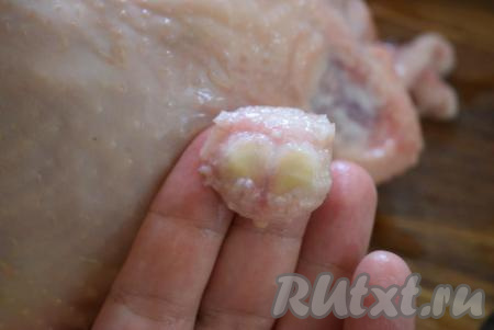 Удалим, по желанию, закрылки и железу, находящуюся на гузке птицы, которая, если от неё не избавиться, даёт неприятный запах при запекании.