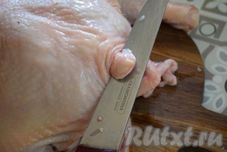 Удалим, по желанию, закрылки и железу, находящуюся на гузке птицы, которая, если от неё не избавиться, даёт неприятный запах при запекании.