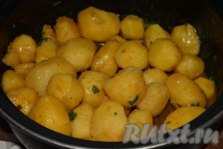 Готовую курицу, запечённую в маринаде из кетчупа и майонеза, достаём из духовки. Курочка будет чудесно и очень аппетитно пахнуть чесноком и специями, а на дне противня образуется много сока. Этот сок я иногда использую для заправки отварного картофеля, который готовлю на гарнир к курице. В этом случае картошку при варке подсаливаю совсем чуть-чуть, так как маринад всегда бывает солоноватым. К отварному картофелю добавляю сок, оставшийся в противне, и перемешиваю.