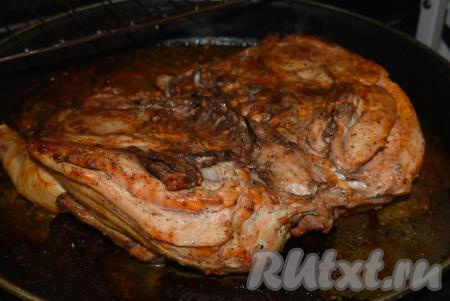 Когда курочка запечётся до румяной корочки, достаём её из духовки и снова переворачиваем на грудку.