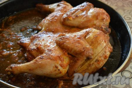 Запекаем курочку ещё 10 минут до полной готовности и аппетитной, румяной корочки.