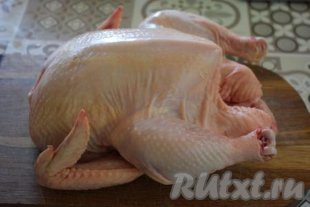 Для начала подготовим курицу. Промоем её под холодной водой, обсушим бумажными полотенцами.