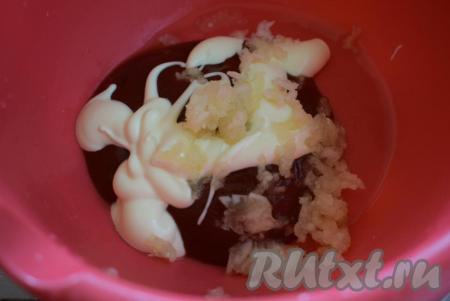 В это время готовим маринад, для этого в миску кладём кетчуп, майонез (или сметану), добавляем пропущенный через пресс чеснок, солим и перемешиваем до однородности.