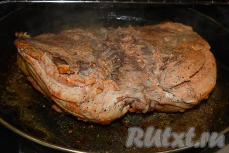 Переворачиваем курицу на спинку и ставим в духовку еще на 15 минут.