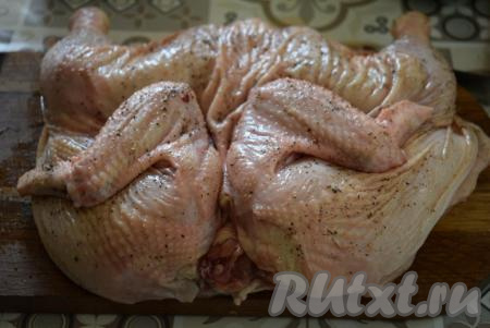 Натираем курицу специями, солью и свежесмолотым перцем, оставляем пропитаться минут на 10.