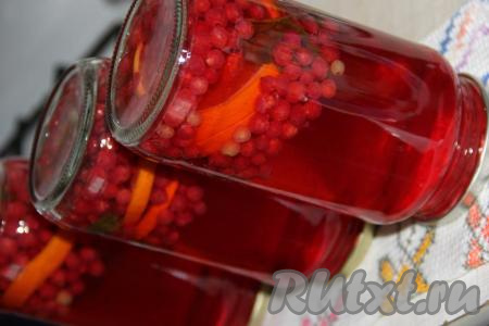 По прошествии времени простерилизованные банки с компотом закатать крышками, перевернуть вверх дном, а затем укутать и оставить до полного остывания. Остывшие баночки отправить на хранение в погреб или кладовку.