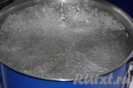 После закипания сиропа уменьшить огонь и проварить его минуты 2-3.