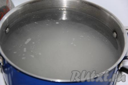 Воду влить в кастрюлю, добавить сахар, отправить кастрюлю на сильный огонь и довести сироп до кипения.