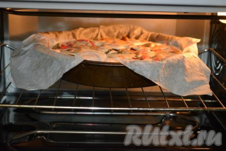 Ставим шарлотку с яблоками и сливами в разогретую духовку и выпекаем минут 40 при температуре 180 градусов.