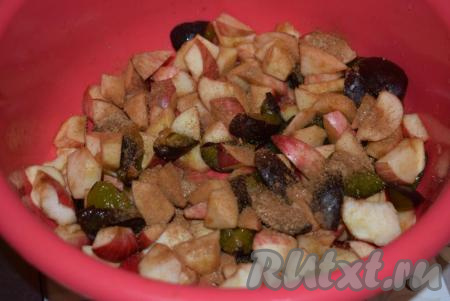 К нарезанным сливам и яблокам добавляем сахар и корицу, перемешиваем и начинка для шарлотки готова.