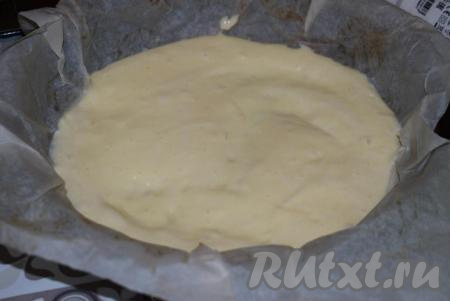 Форму диаметром 28 см застилаем пергаментом и выливаем в неё половину теста.