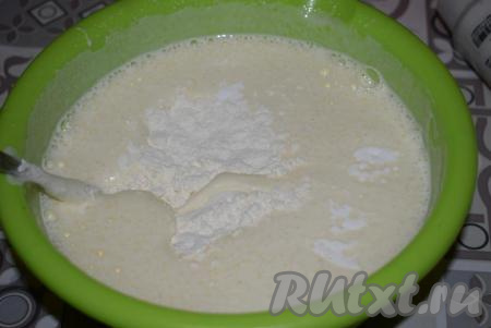 К яйцам, взбитым с сахаром, в 3 приёма добавляем смесь муки, разрыхлителя, соли и, перемешивая тесто ложкой, замешиваем лёгкое, воздушное тесто.