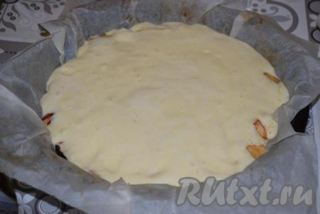 Далее покрываем фрукты оставшимся тестом. Разравниваем тесто, постучав несколько раз формой об стол.