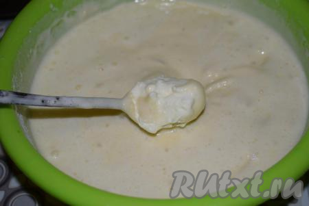 К вымешанному тесту добавляем сметану и ещё раз перемешиваем тесто до однородности.