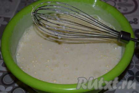 Взбиваем яйца с сахаром при помощи миксера в течение, примерно, 10 минут (до получения светлой, пышной массы, которая в процессе взбивания должна увеличиться в объёме минимум в 3 раза).