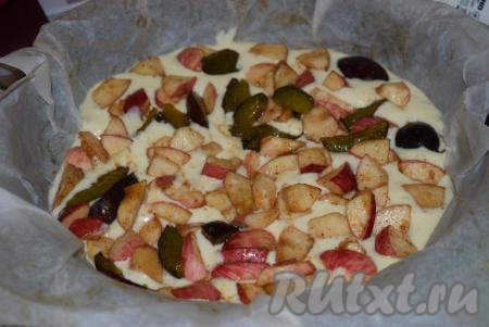 На тесто выкладываем половину фруктовой начинки.