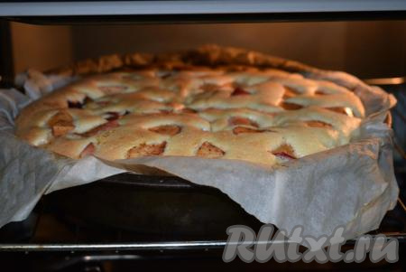 Проверяем готовность пирога деревянной шпажкой (если при прокалывании шпажка остаётся сухой, без следов теста - значит шарлотка готова).