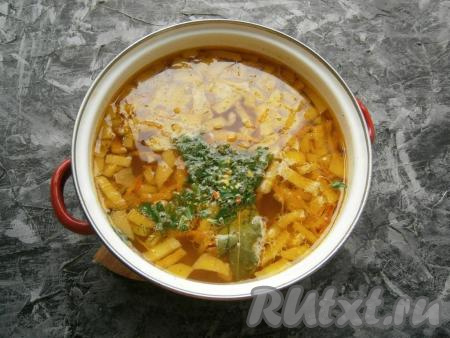 Когда картофель станет достаточно мягким, в куриный суп выложить обжаренные баклажаны с луком и морковью, специи, лавровый лист и измельчённую зелень укропа и петрушки. После закипания уменьшить огонь и варить суп 5-7 минут.