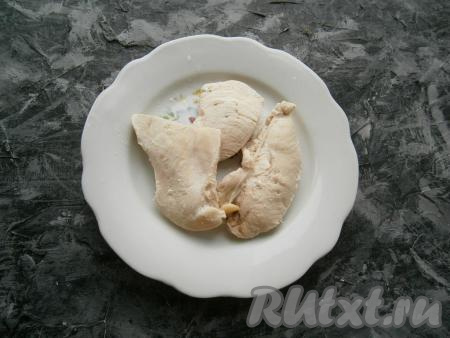 По прошествии времени варёное мясо достать из бульона и остудить.