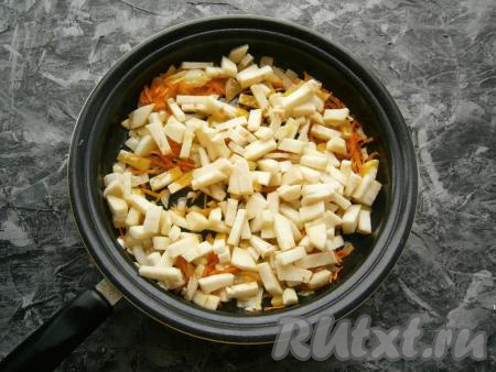 Лук с морковью обжарить на среднем огне, периодически помешивая, до мягкости, после чего добавить к ним кусочки баклажана.