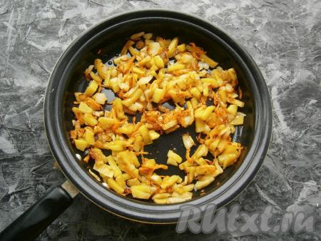 Обжаривать баклажаны с луком и морковью, помешивая, минут 7-8 на небольшом огне.