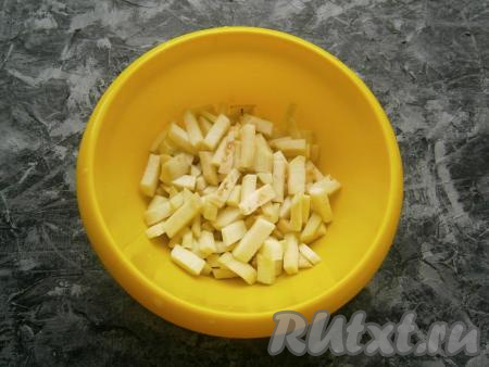 Баклажан очистить и нарезать небольшими брусочками.