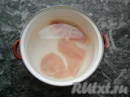 Куриное мясо поместить в кастрюлю, залить 1-1,2 литрами воды, поставить на огонь. После закипания уменьшить огонь, пену убрать, воду посолить и варить мясо минут 20-25.