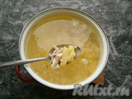 Морковь, картошку и лук очистить. В кипящий бульон выложить нарезанный небольшими кусочками картофель и варить на небольшом огне 20-25 минут с момента закипания, после чего выложить в кастрюлю нарезанное куриное мясо.