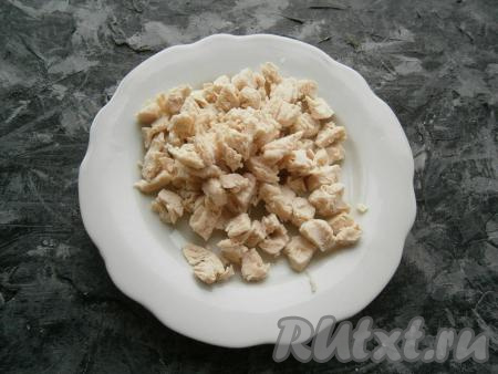 Отделить мясо от костей (если они есть) и нарезать небольшими кусочками.