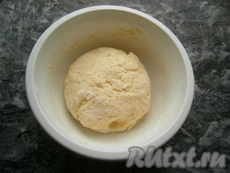 Замесить плотное, чуть липнущее тесто.