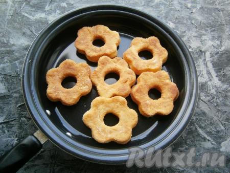 Хорошо разогреть растительное масло на сковороде. Выложить в разогретое масло пончики и жарить их на небольшом огне до румяности с двух сторон. Жарятся творожные пончики достаточно быстро (буквально по 1-1,5 минуте&nbsp;с каждой стороны).