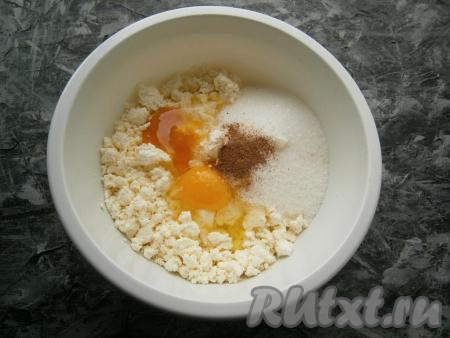 Добавить молотую корицу.