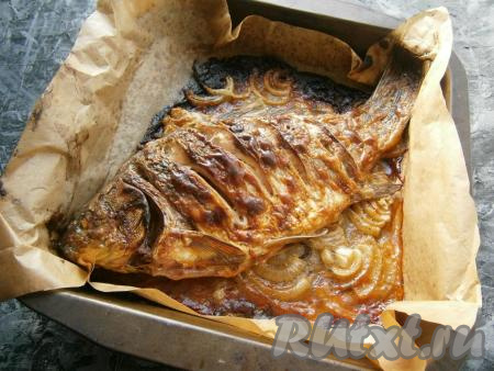 Запекать рыбу в предварительно разогретой до 200 градусов духовке около 25-30 минут.