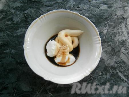 Соединить соевый соус, сметану, майонез, перемешать и соус для смазывания карася готов.&nbsp;С соусом можно экспериментировать, например, можно взять только майонез (или только сметану) и т.д. Если будете использовать только сметану (то есть будете готовить без майонеза), не забудьте более щедро натереть рыбу солью.